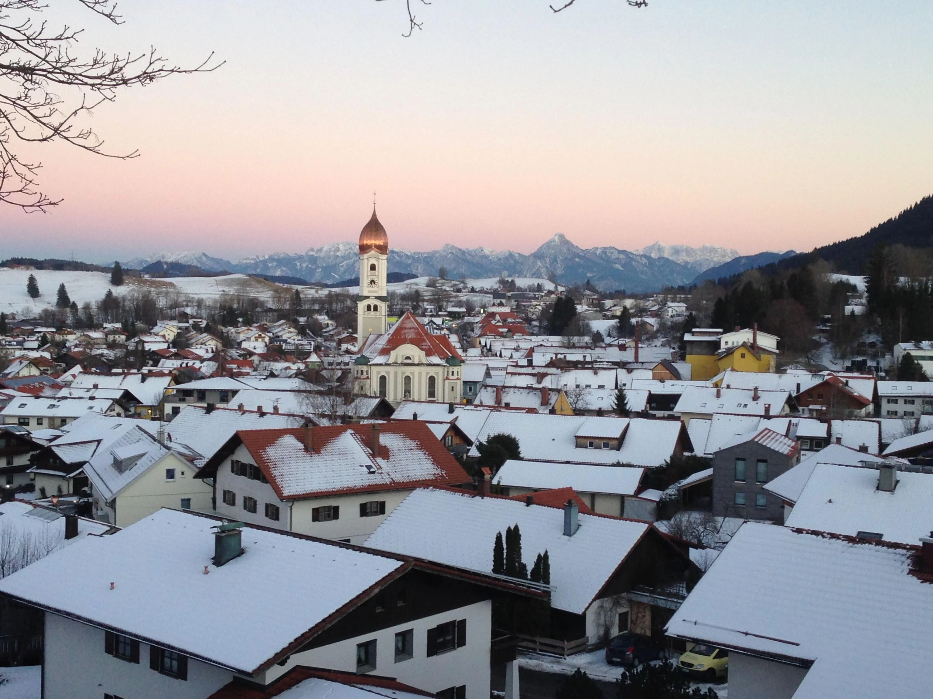 Blick auf Nesselwang im Allgäu mit Bergen im Hintergrund